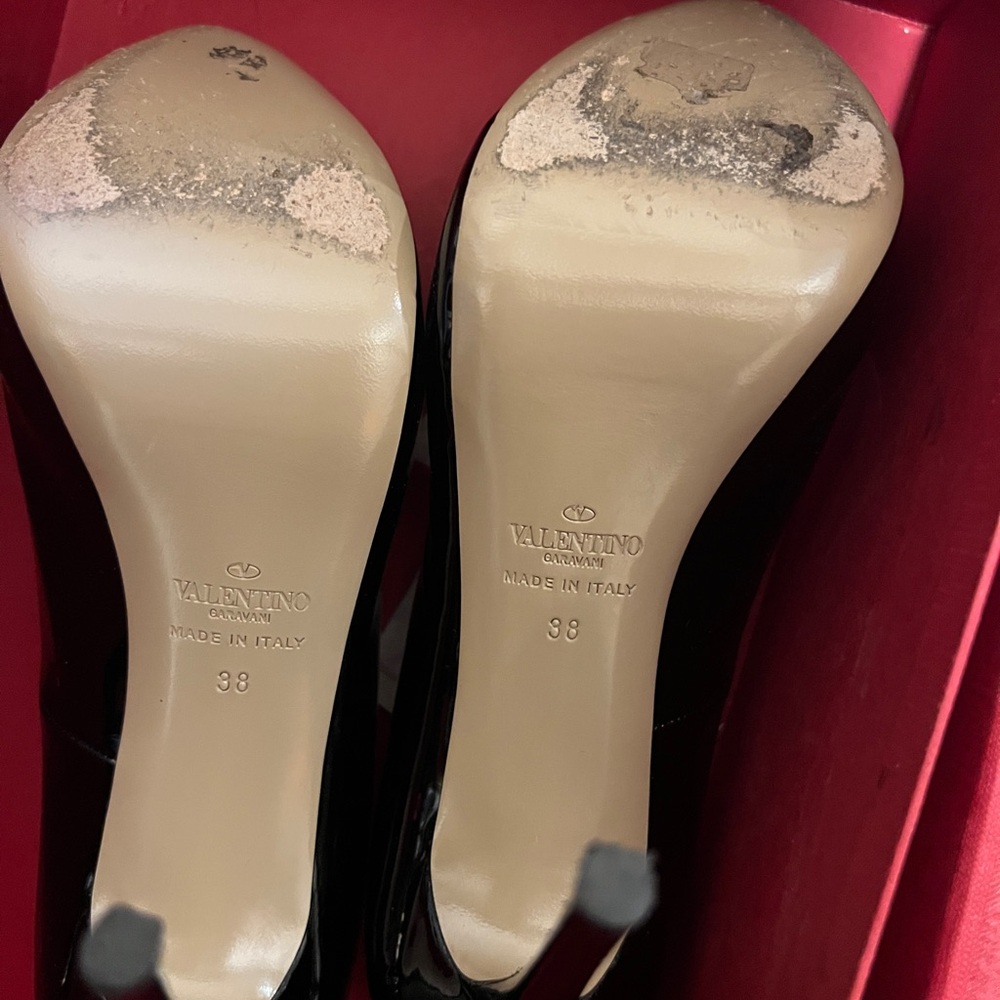 Valentino Garavani
Patent Leather Open Toe Bow Pumps
Size 38 - Picture 10 of 10
